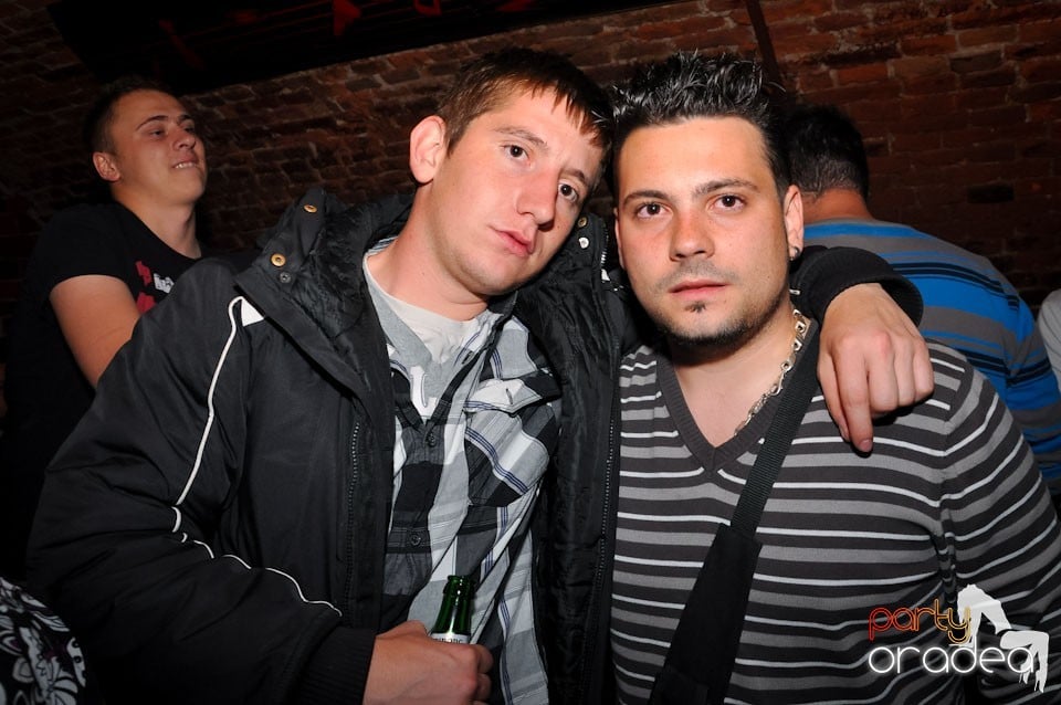 Dacă e joi, e party în Escape, 