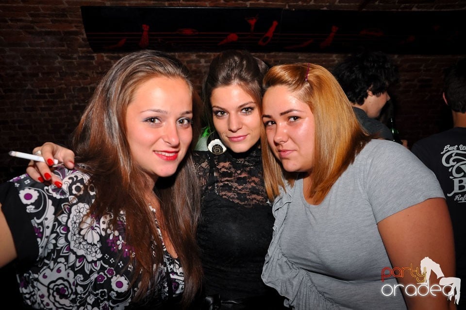 Dacă e joi, e party în Escape, 