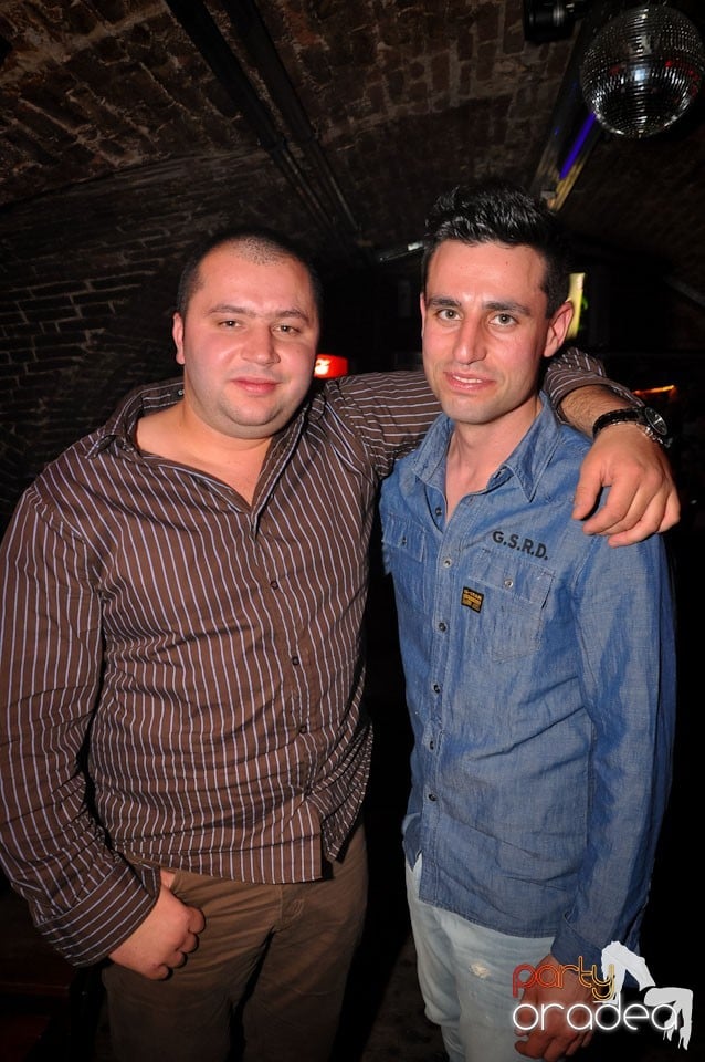 Dacă e joi, e party în Escape, 