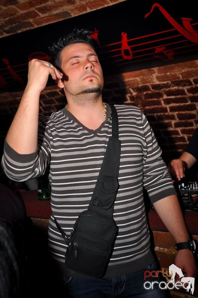 Dacă e joi, e party în Escape, 