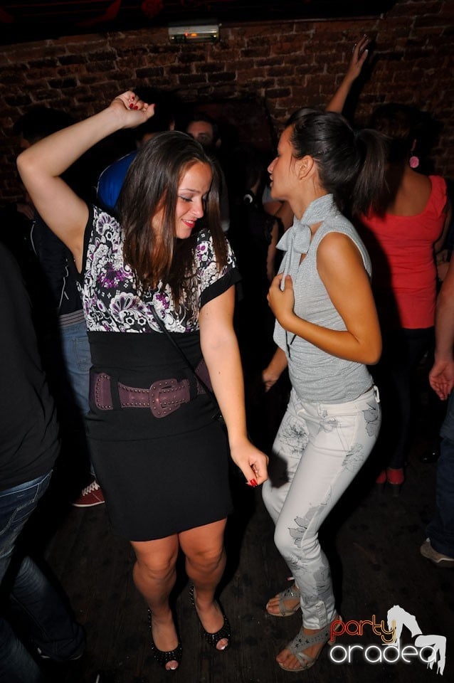 Dacă e joi, e party în Escape, 