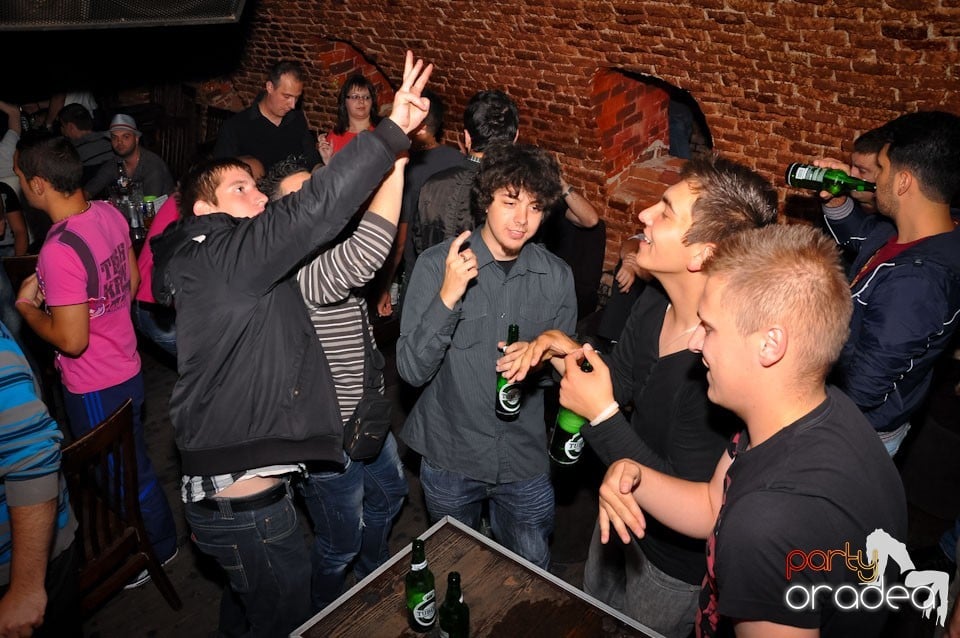 Dacă e joi, e party în Escape, 