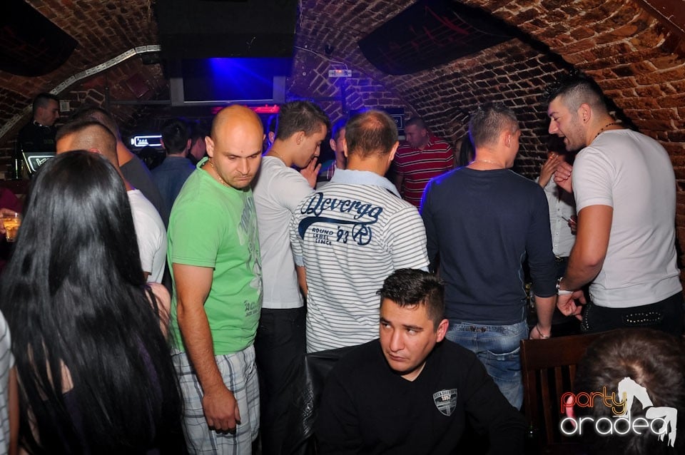 Dacă e joi, e party în Escape, 