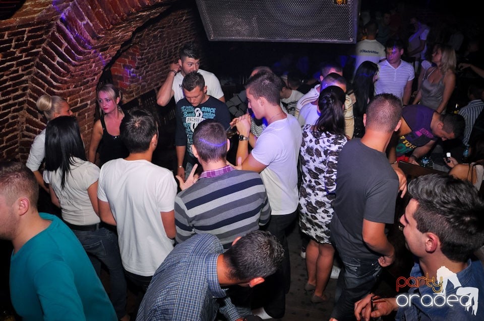 Dacă e joi, e party în Escape, 