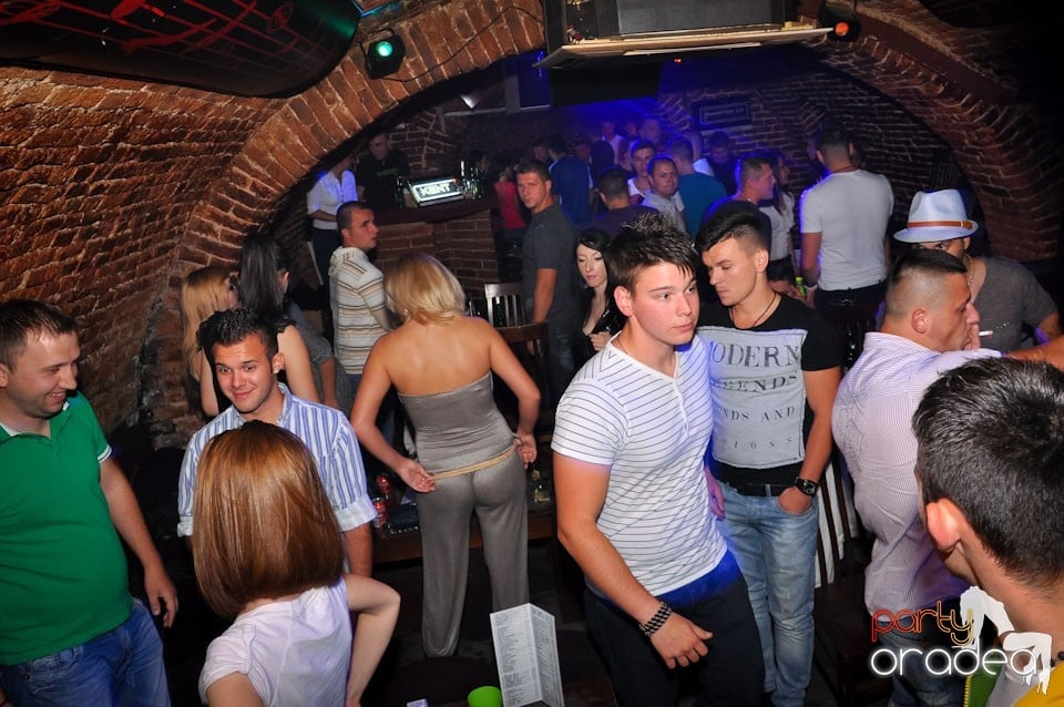 Dacă e joi, e party în Escape, 
