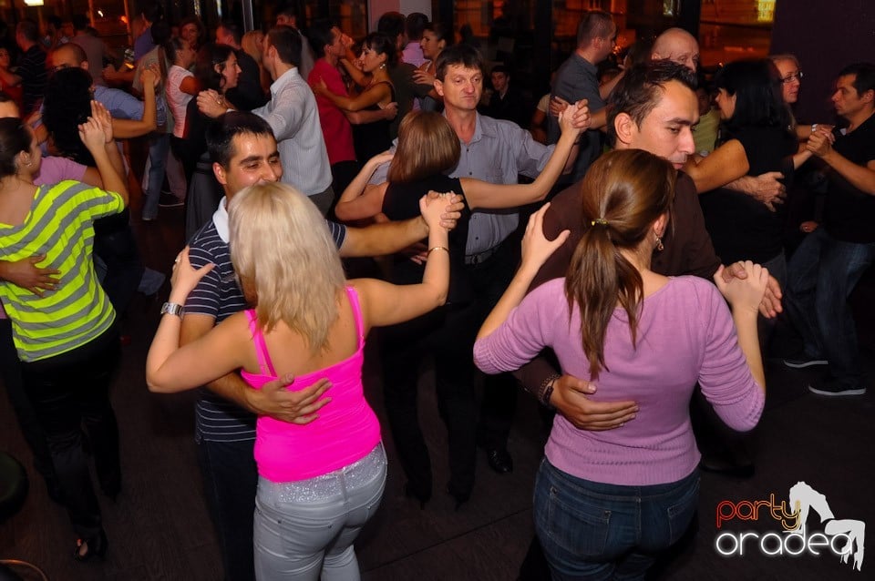 Dans în Blondy's Art Café, 