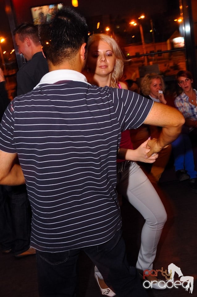 Dans în Blondy's Art Café, 