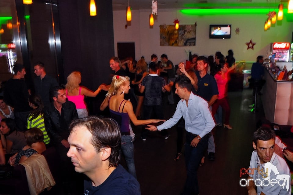 Dans în Blondy's Art Café, 