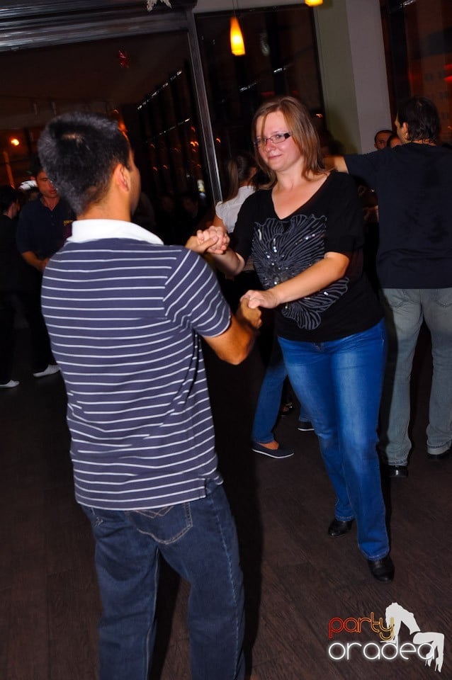 Dans în Blondy's Art Café, 