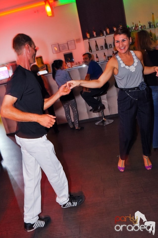 Dans în Blondy's Art Café, 