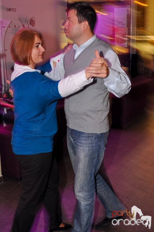 Dans şi distracţie în Blondy's Art Café, 