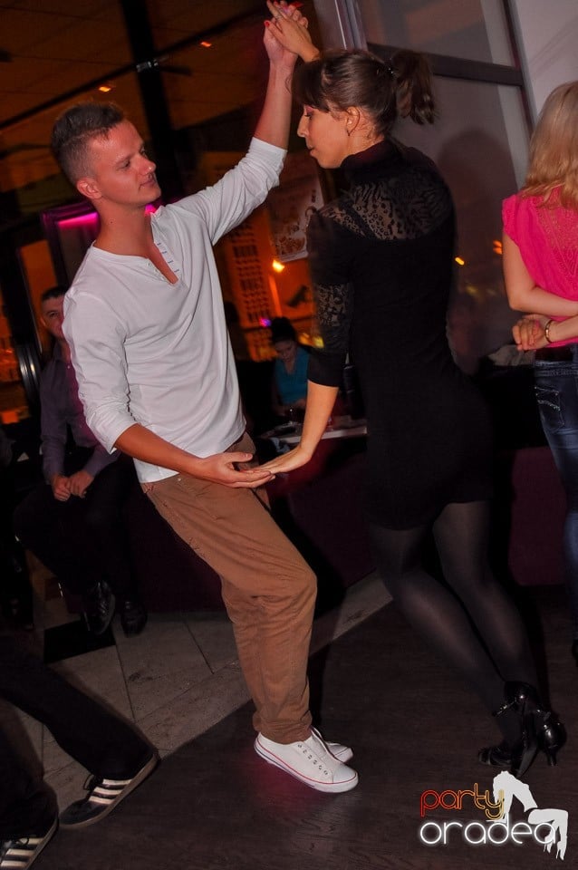 Dans şi distracţie în Blondy's Art Café, 