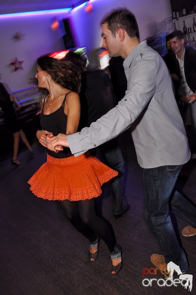 Dans şi distracţie în Blondy's Art Café, 