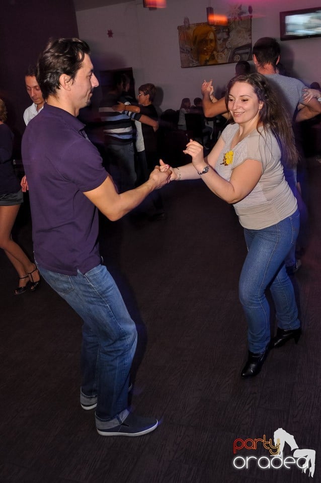 Dans şi distracţie în Blondy's Art Café, 