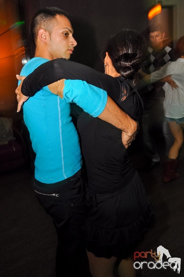 Dans şi distracţie în Blondy's Art Café, 