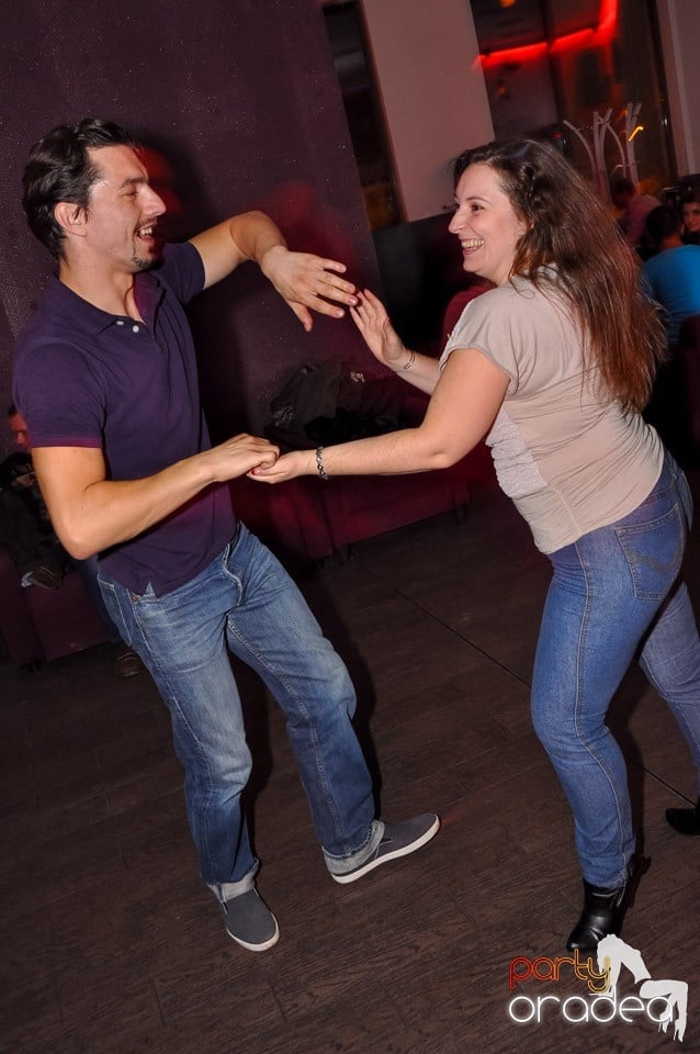 Dans şi distracţie în Blondy's Art Café, 