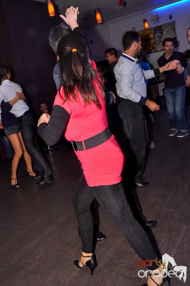 Dans şi distracţie în Blondy's Art Café, 