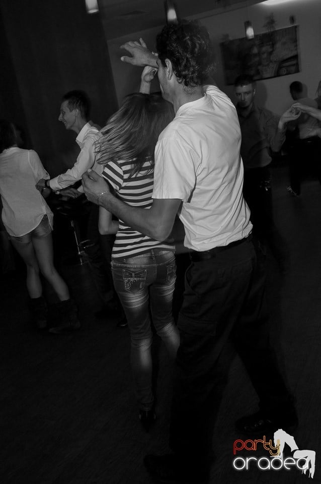 Dans şi distracţie în Blondy's Art Café, 