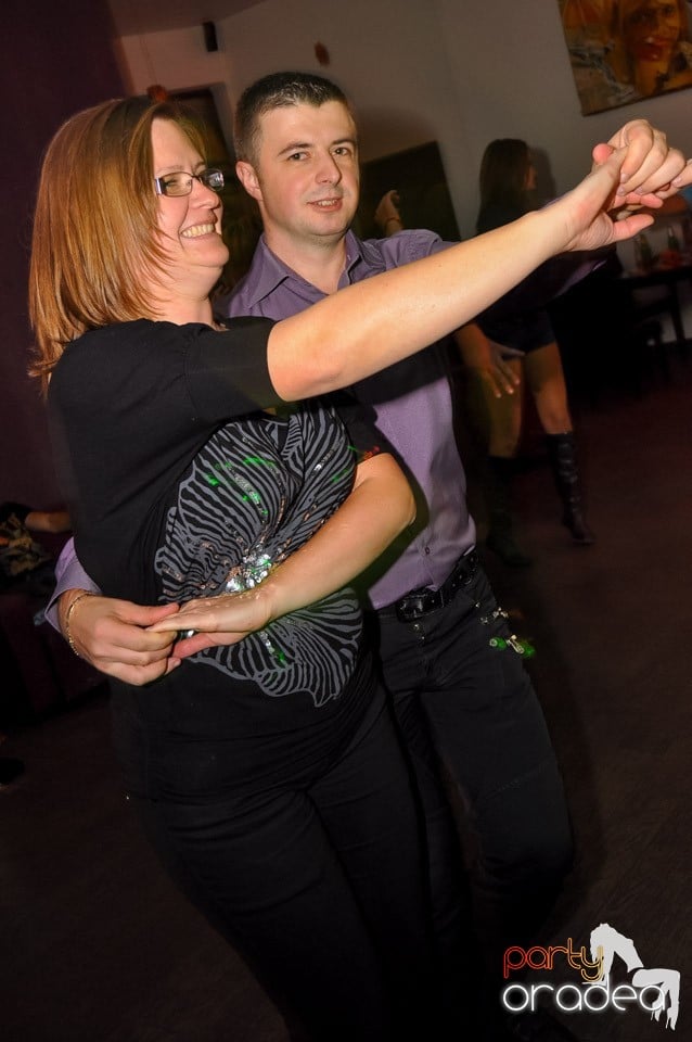 Dans şi distracţie în Blondy's Art Café, 