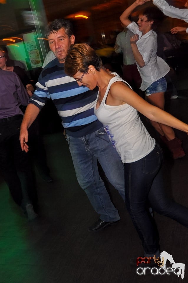 Dans şi distracţie în Blondy's Art Café, 