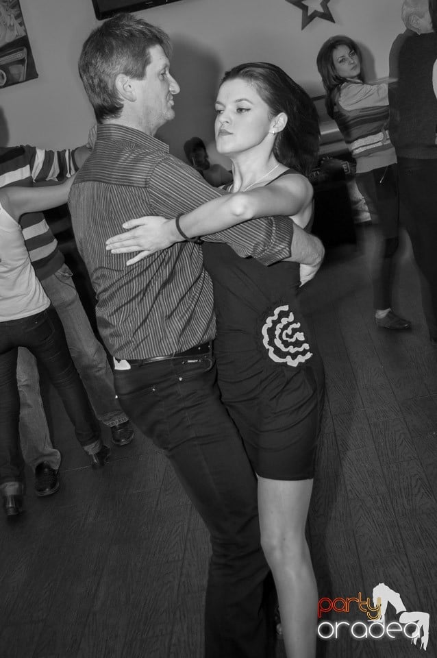 Dans şi distracţie în Blondy's Art Café, 