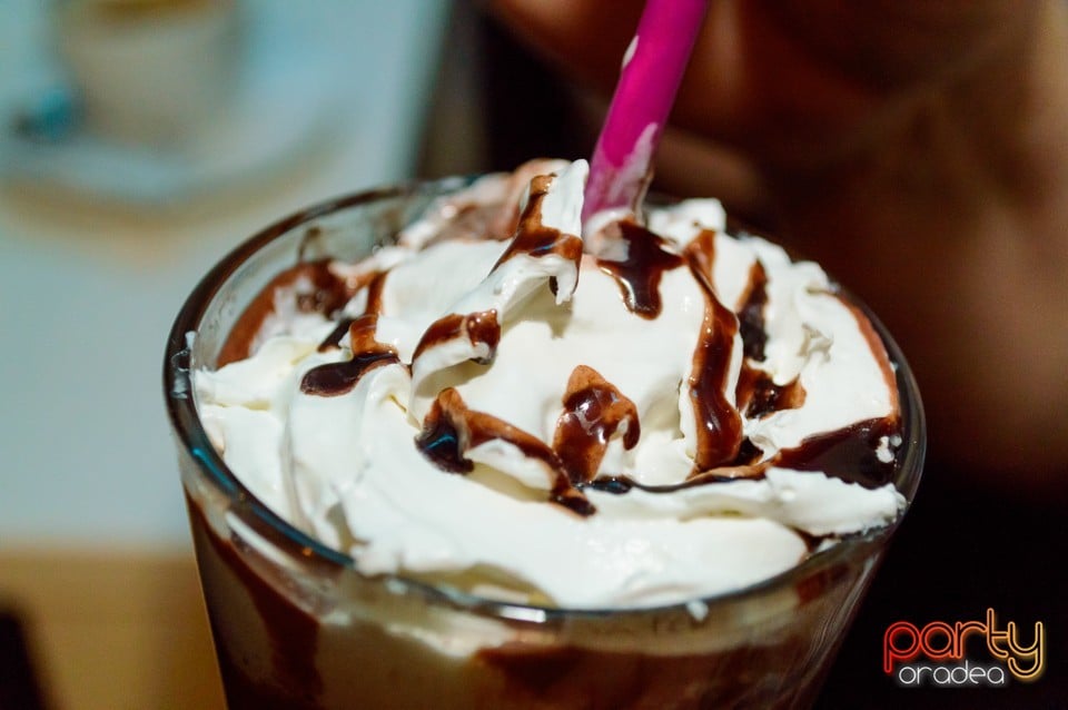 Dans şi distracţie în Blondy's Art Cafe, 