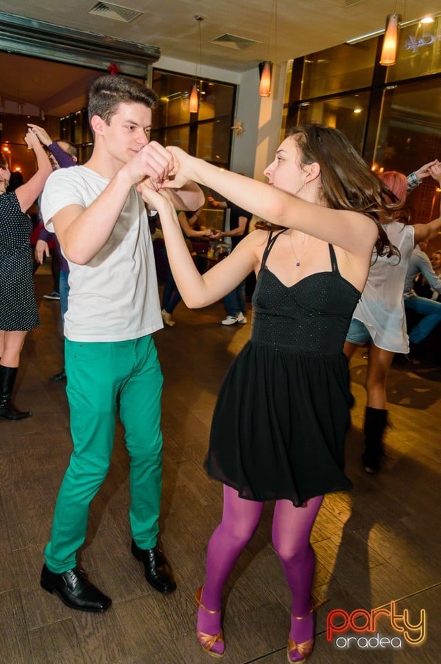 Dans şi distracţie în Blondy's Art Cafe, 