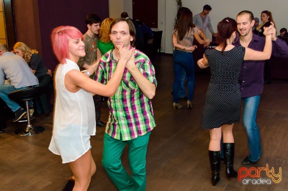 Dans şi distracţie în Blondy's Art Cafe, 