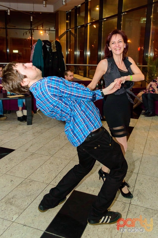 Dans şi distracţie în Blondy's Art Cafe, 