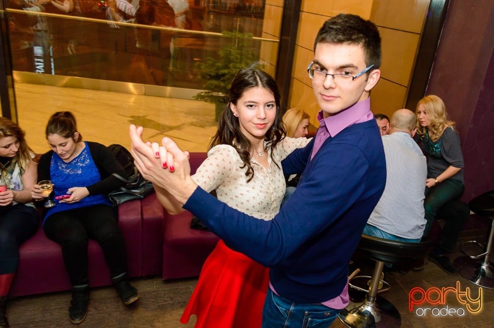 Dans şi distracţie în Blondy's Art Cafe, 