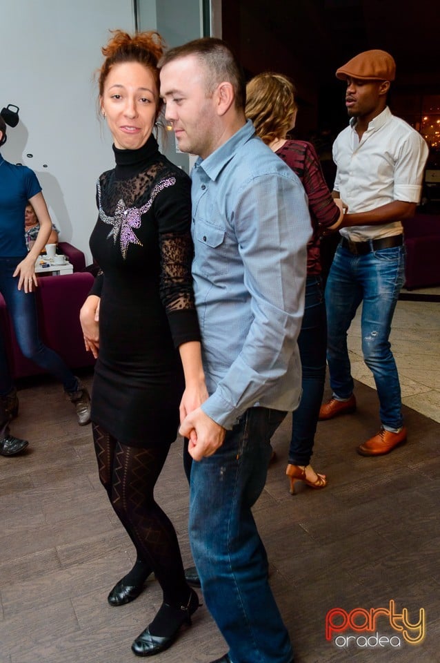 Dans şi distracţie în Blondy's Art Cafe, 