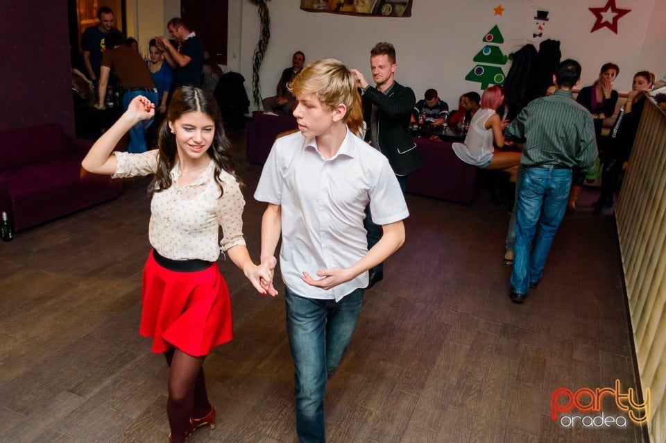 Dans şi distracţie în Blondy's Art Cafe, 