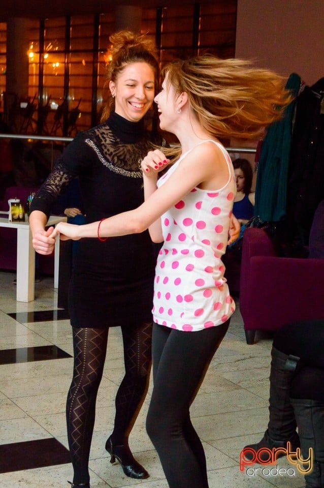 Dans şi distracţie în Blondy's Art Cafe, 