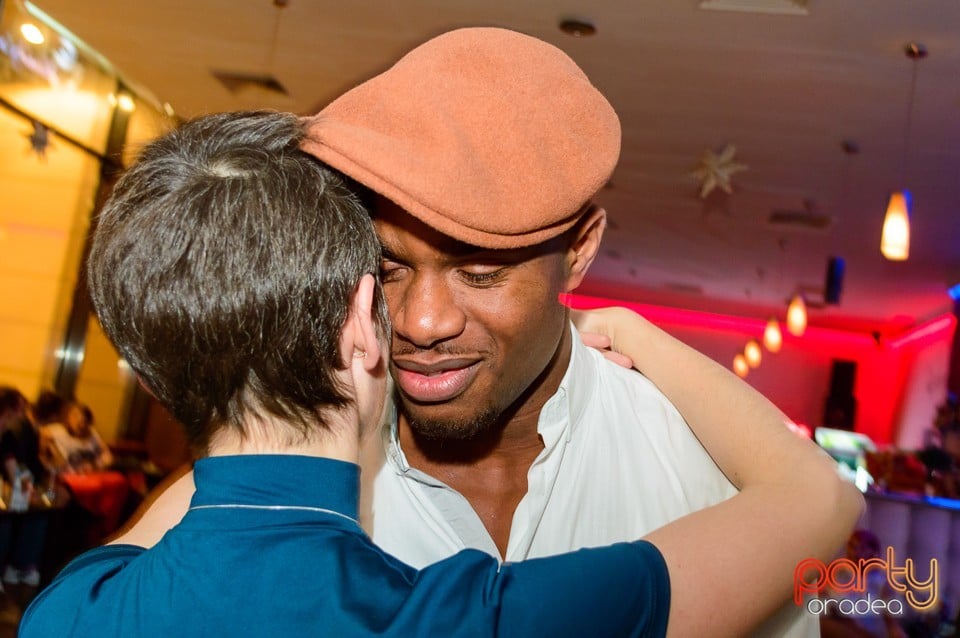 Dans şi distracţie în Blondy's Art Cafe, 