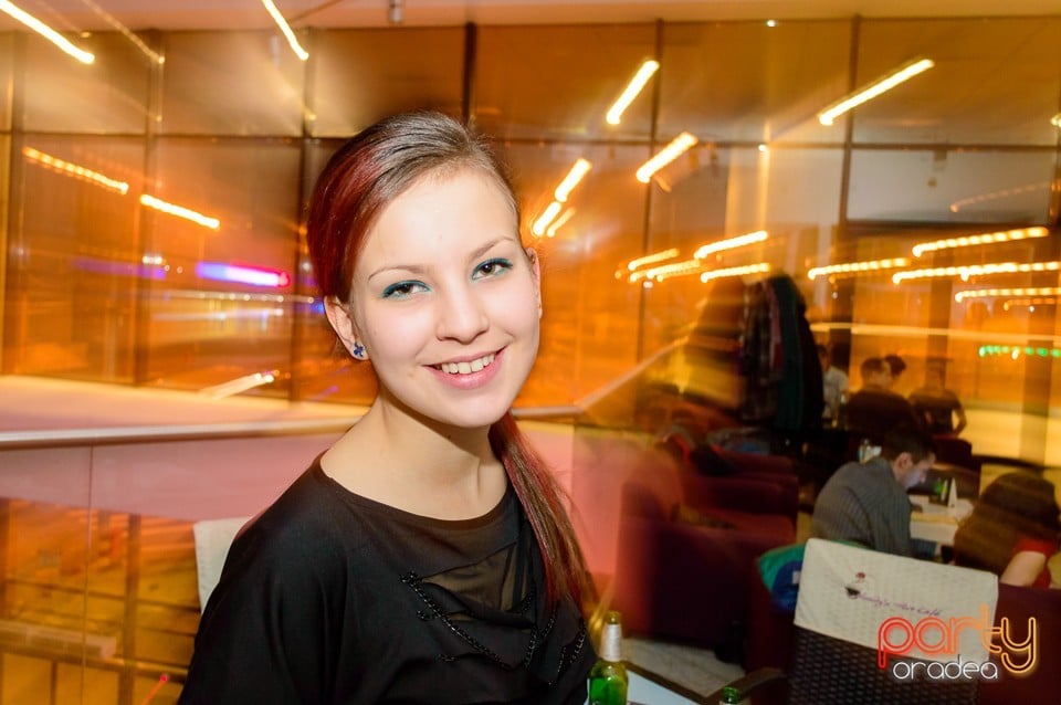 Dans şi distracţie în Blondy's Art Cafe, 