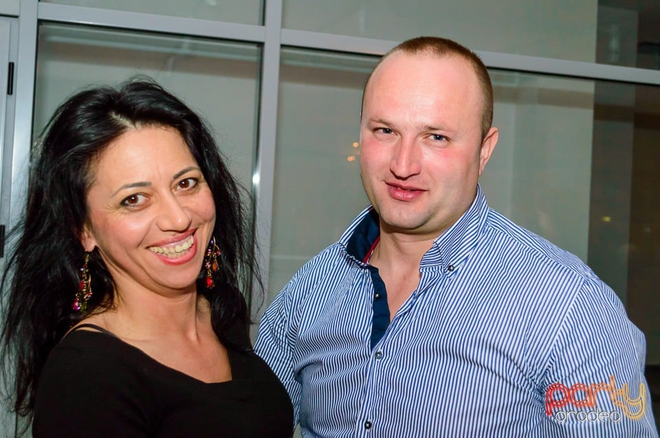 Dans şi distracţie în Blondy's Art Cafe, 