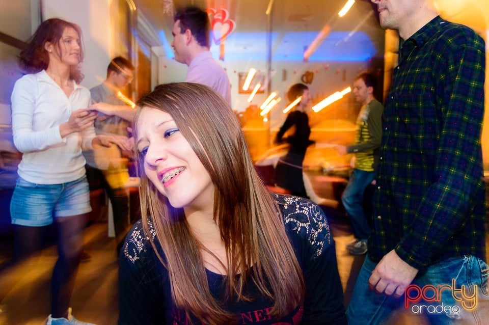 Dans şi distracţie în Blondy's Art Café, 