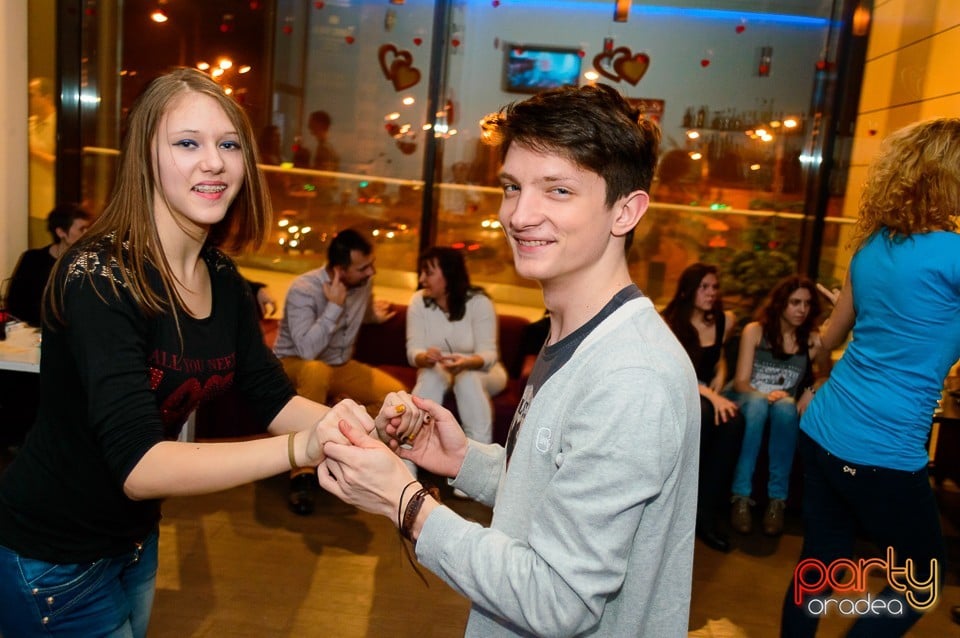 Dans şi distracţie în Blondy's Art Café, 