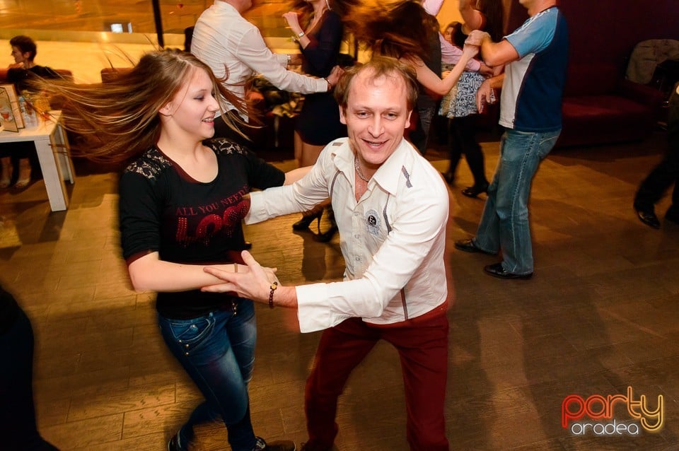 Dans şi distracţie în Blondy's Art Café, 