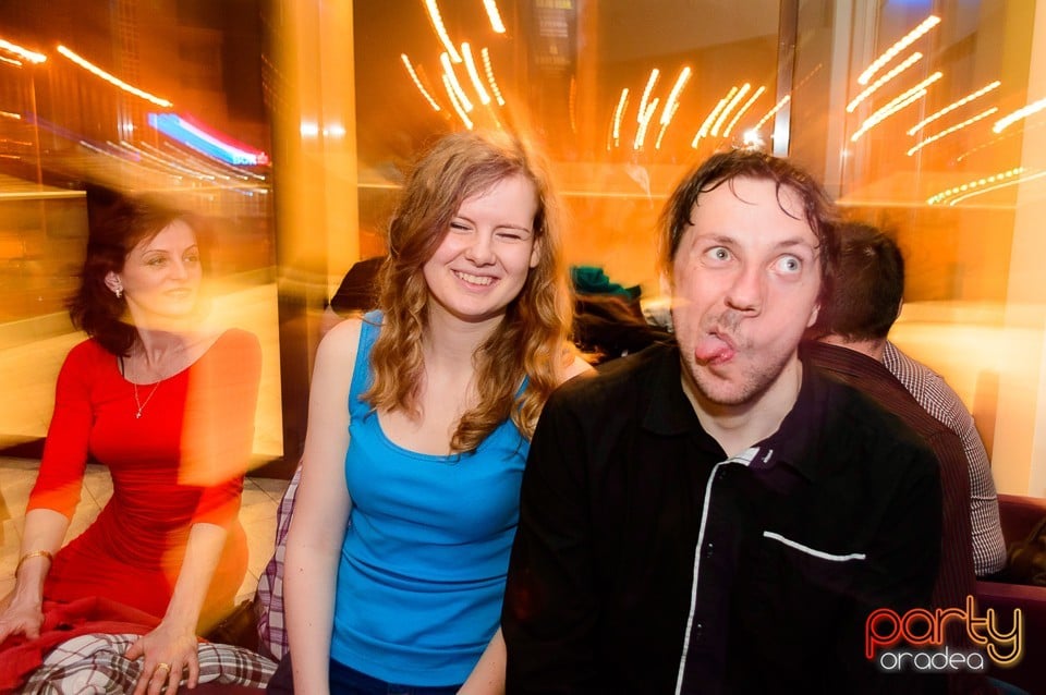 Dans şi distracţie în Blondy's Art Café, 