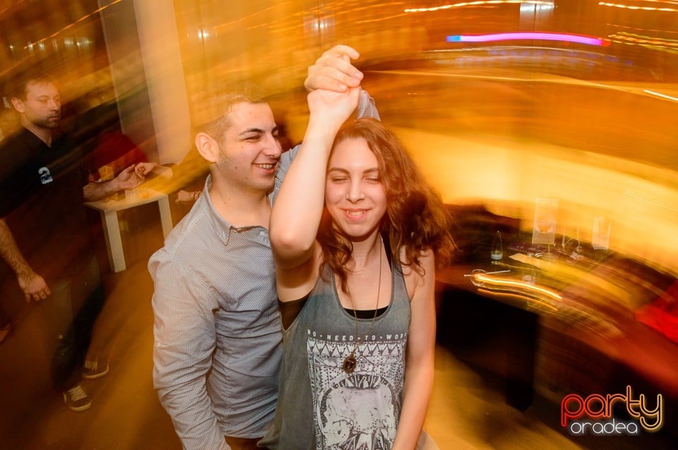 Dans şi distracţie în Blondy's Art Café, 