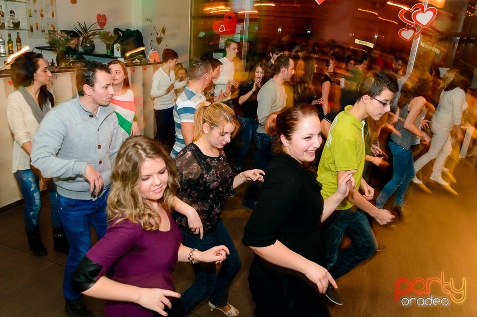 Dans şi distracţie în Blondy's Art Café, 