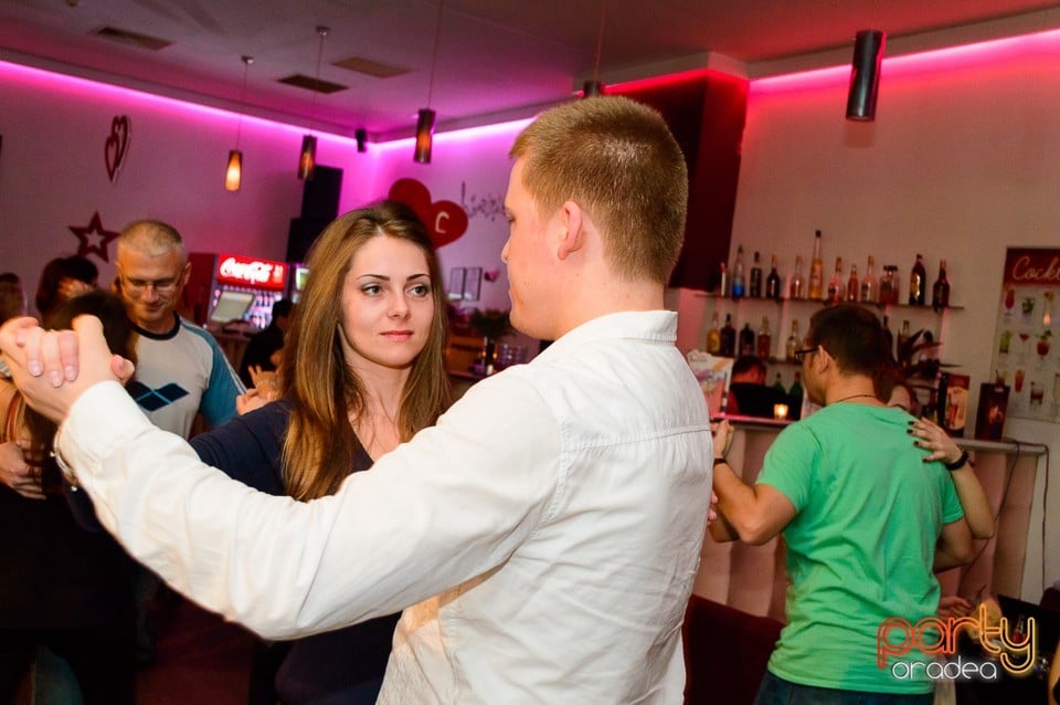 Dans şi distracţie în Blondy's Art Café, 