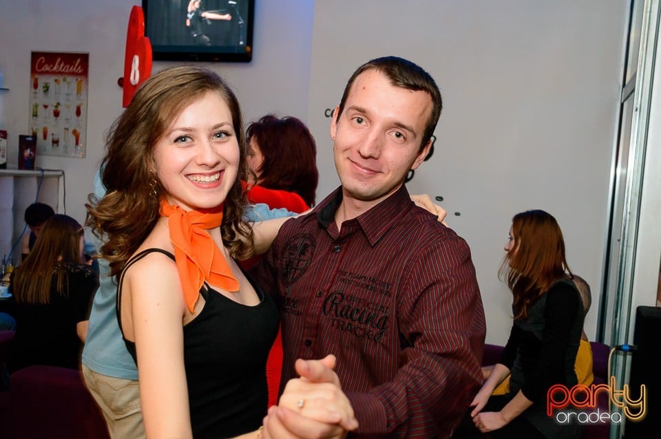 Dans şi distracţie în Blondy's Art Café, 