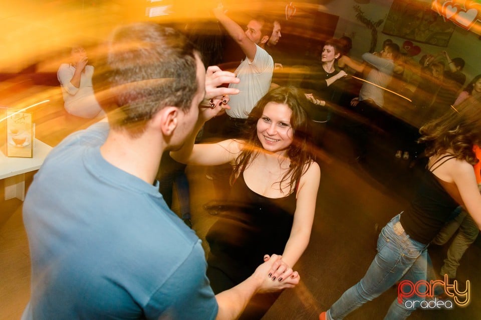 Dans şi distracţie în Blondy's Art Café, 