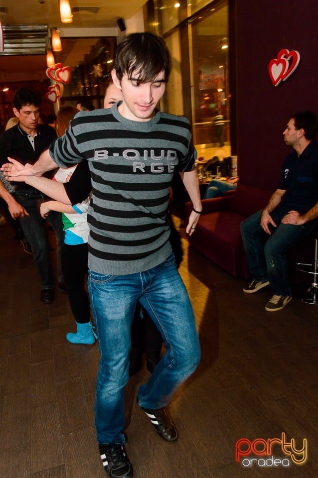 Dans şi distracţie în Blondy's Art Café, 