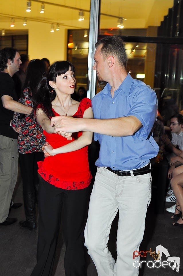 Dans şi distracţie în Blondy's, 