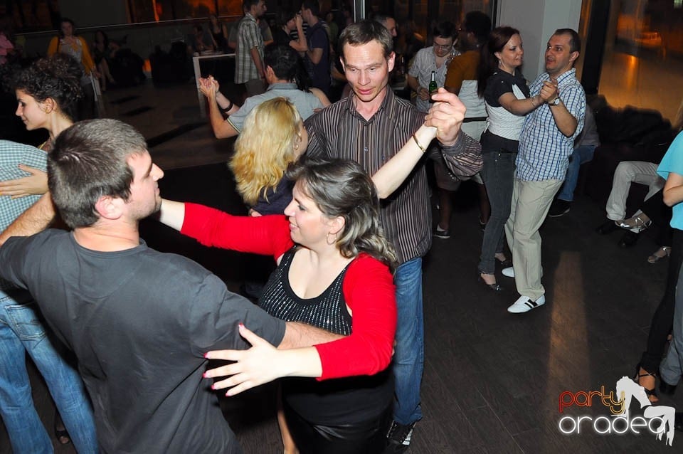 Dans şi distracţie în Blondy's, 