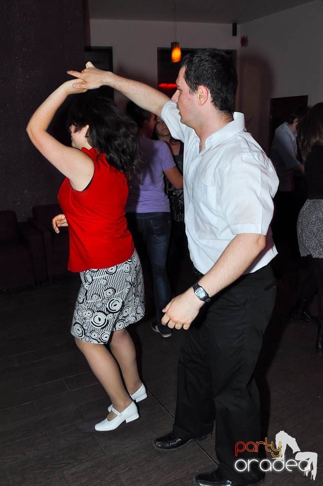 Dans şi distracţie în Blondy's, 