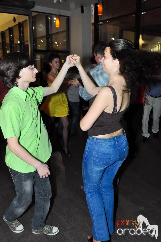 Dans şi distracţie în Blondy's, 